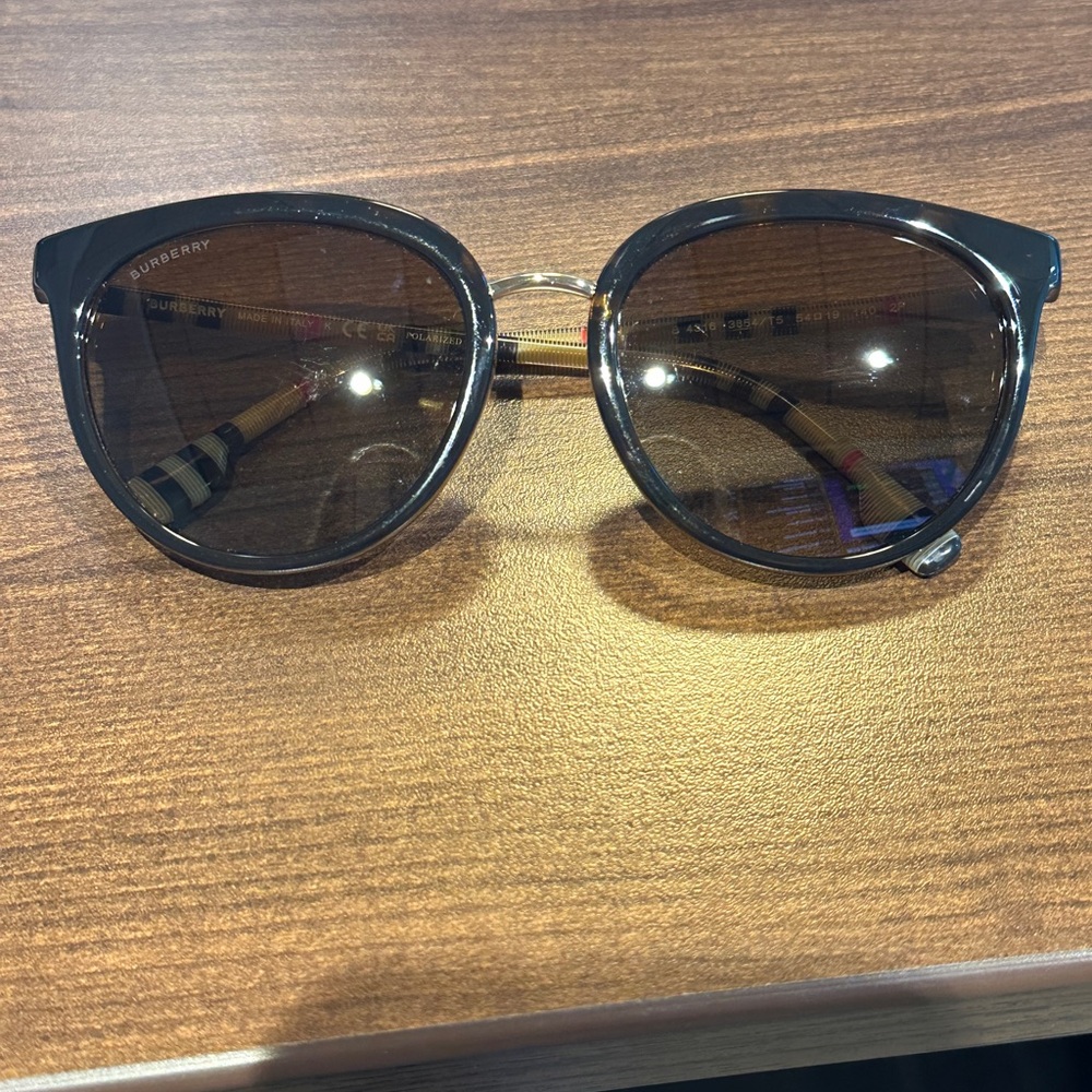 Burberry Willow Polarized Sunglasses - Picture 5 of 6